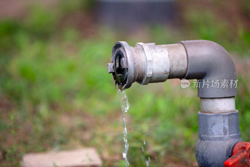 户外灌溉水龙头在滴水