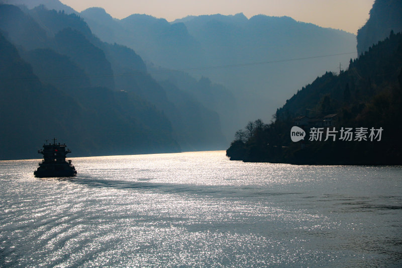 行驶在长江三峡西陵峡江面上的货轮