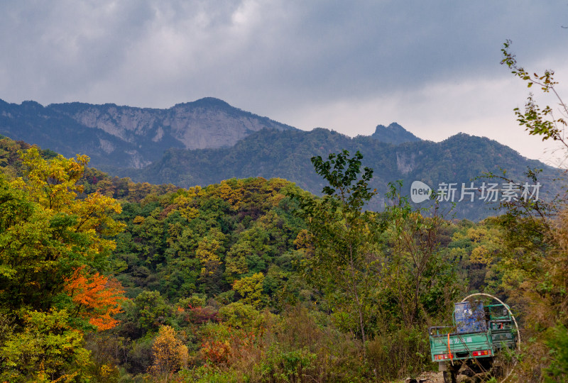 河南省伏牛山山下停了一辆三轮车