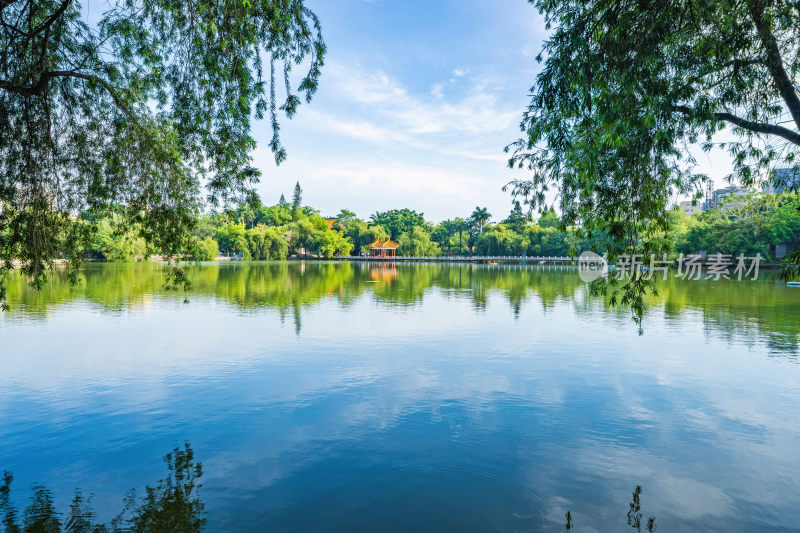 湛江市雷州市西湖公园 湖泊栈道 湖心岛