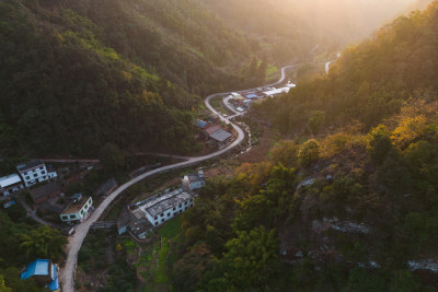 夕阳西下山峦倒影风景