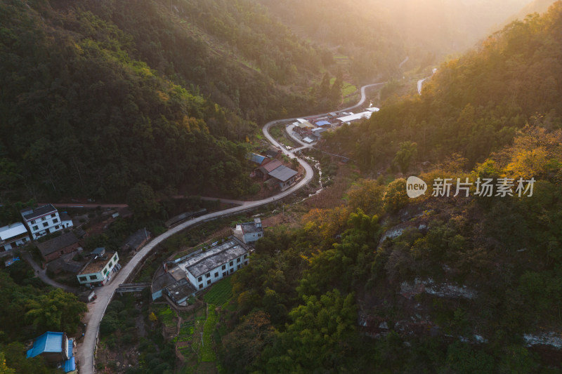 夕阳西下山峦倒影风景