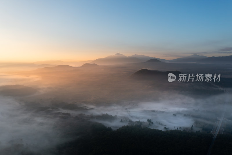 日出金光 云雾中的腾冲火山群