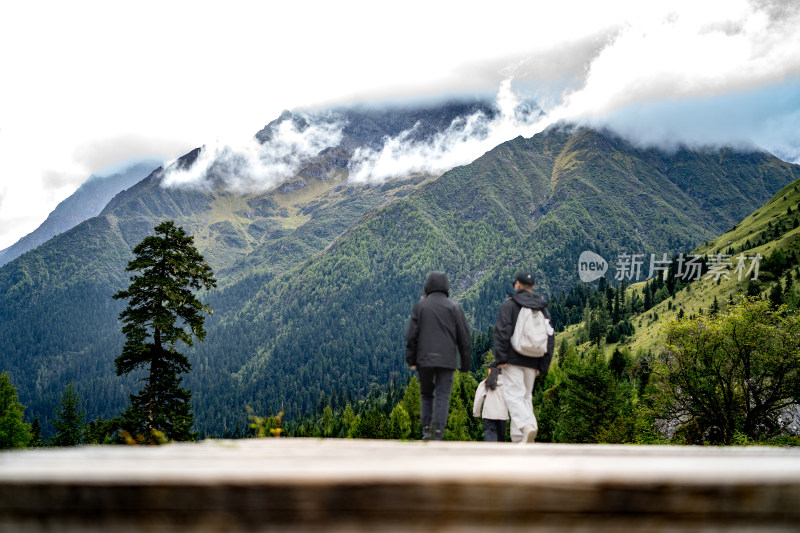 四姑娘雪山旅游的人