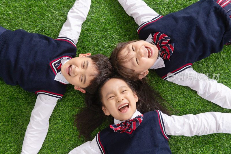 小学生们躺在草地上