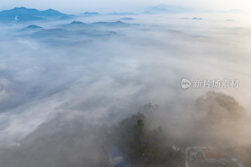 清晨迷雾山川乡村航拍图