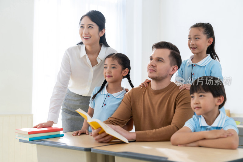 年轻老师在和学生在教室