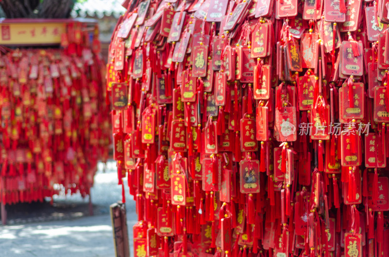 青岛天后宫，大树上挂的祈福牌