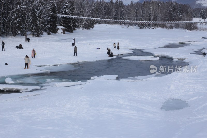 雪地河畔人群休闲场景