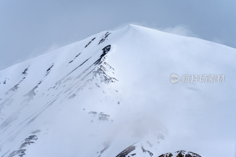 白雪覆盖的高原山地-青海果洛州阿尼玛卿山