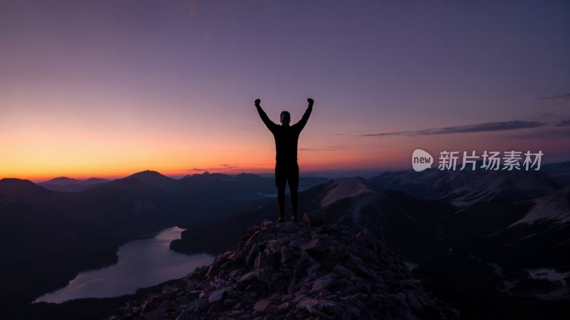 登山者站在山顶航拍