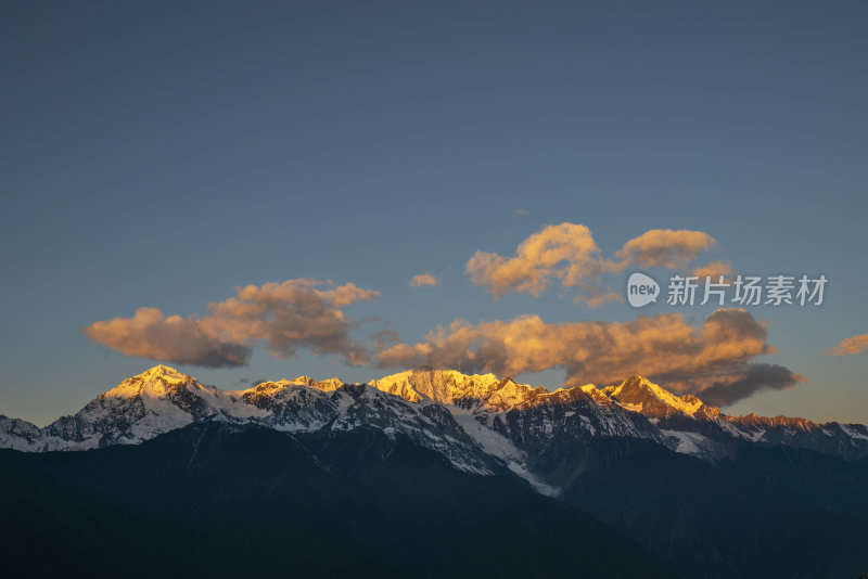 梅里雪山与彩云的壮美景观