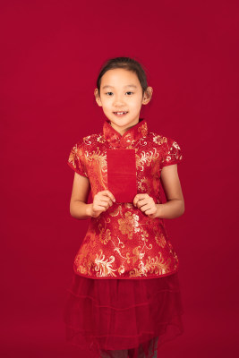 春节收到红包开心的东方女孩