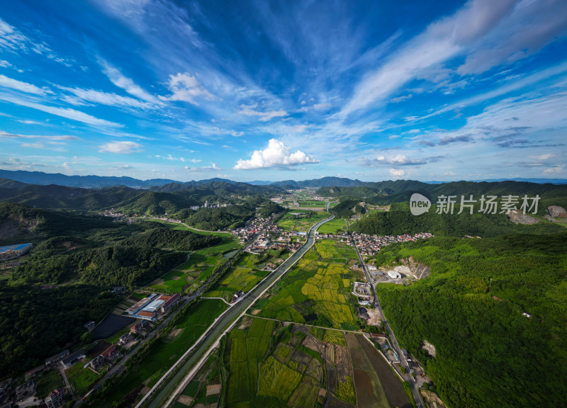 航拍蓝天白云下的青山乡村全景风光