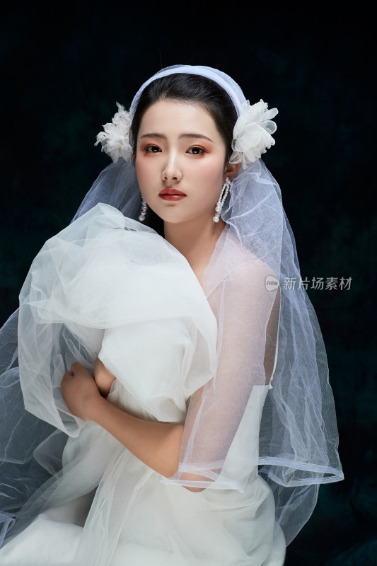 黑色背景下的女性复古婚纱妆面