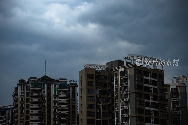 暴雨来临前乌云下的居民楼