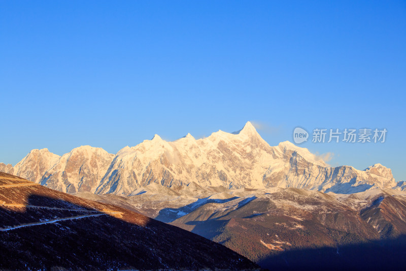 西藏林芝雪景南迦巴瓦峰日照金山雪山夕阳