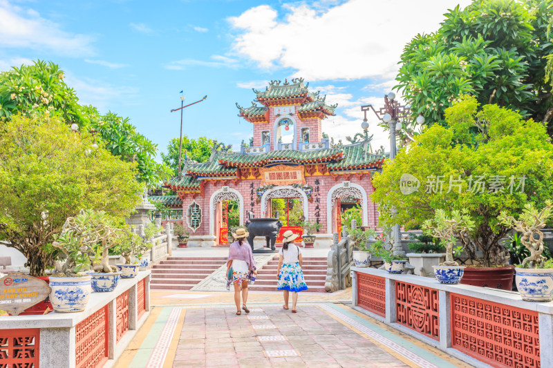 游客漫步中式传统建筑庭院