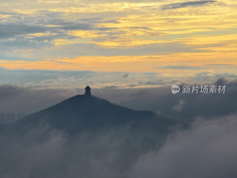 浙江湖州地标山顶云海日出时分的壮美景色