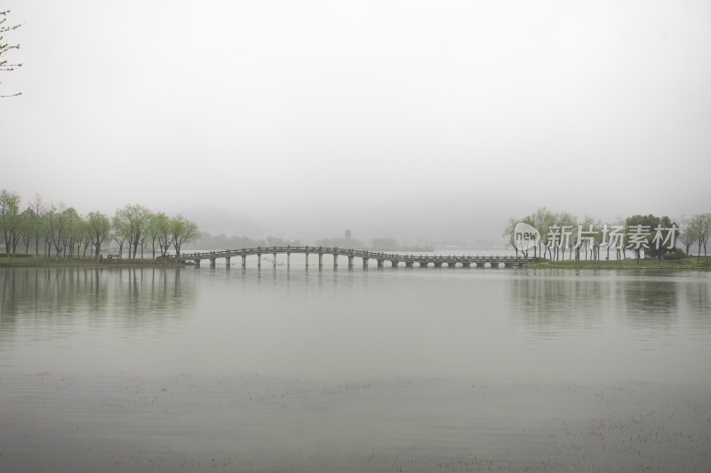 杭州萧山湘湖春天雨天风光