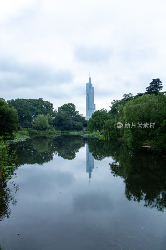 南京玄武湖公园风光，城市绿洲与摩天大楼