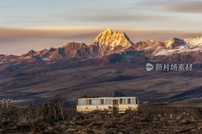 四川甘孜州天空之城雅拉神山雪山日照金山