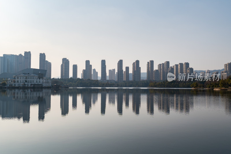 平静湖水倒映城市高楼的景象