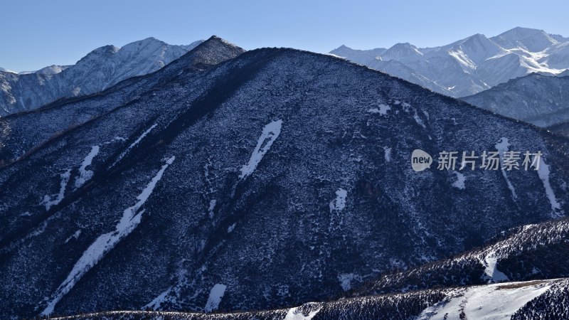 雪后巍峨山脉的壮阔全景