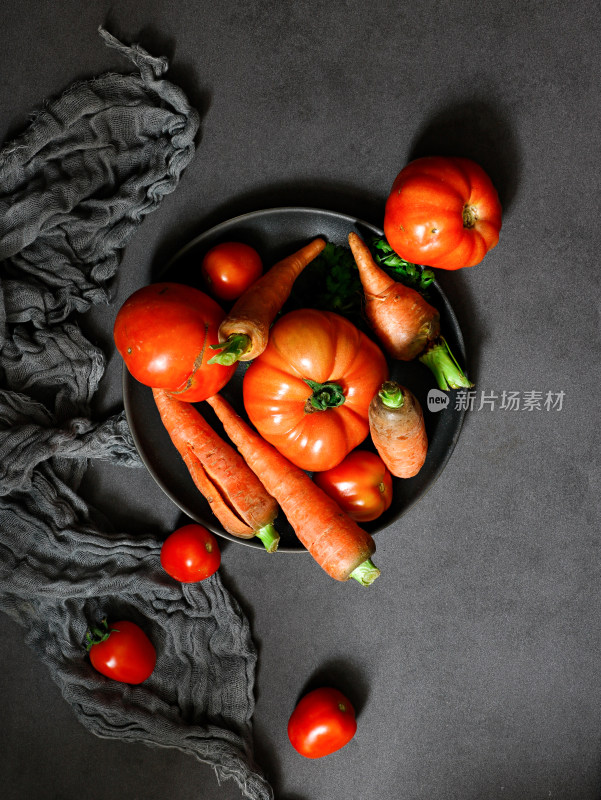 盘子中的新鲜蔬菜胡萝卜和西红柿番茄