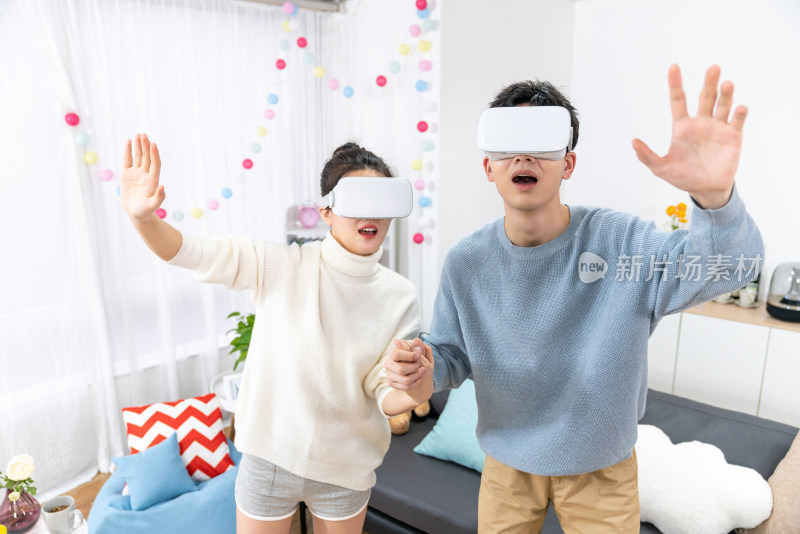 年轻情侣在家玩VR游戏