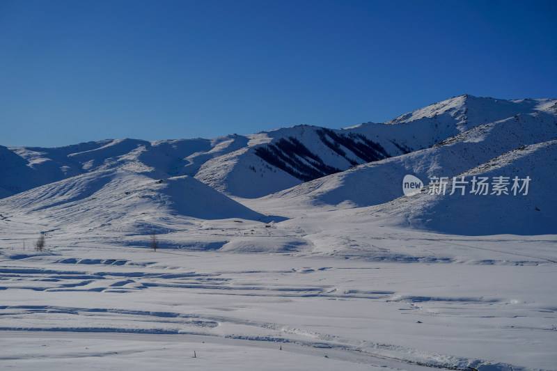 中国新疆清河辽阔雪山银装素裹壮美自然景观