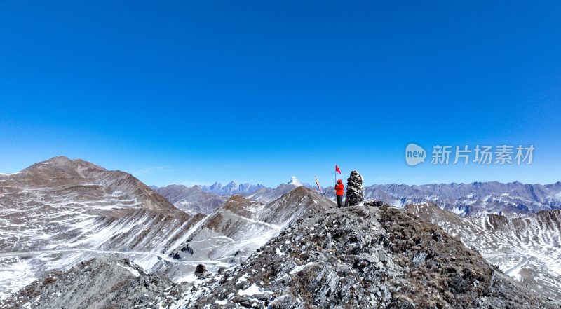 壮观的雪山全景，银白世界尽显自然之美