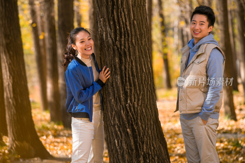 青年男女在户外郊游