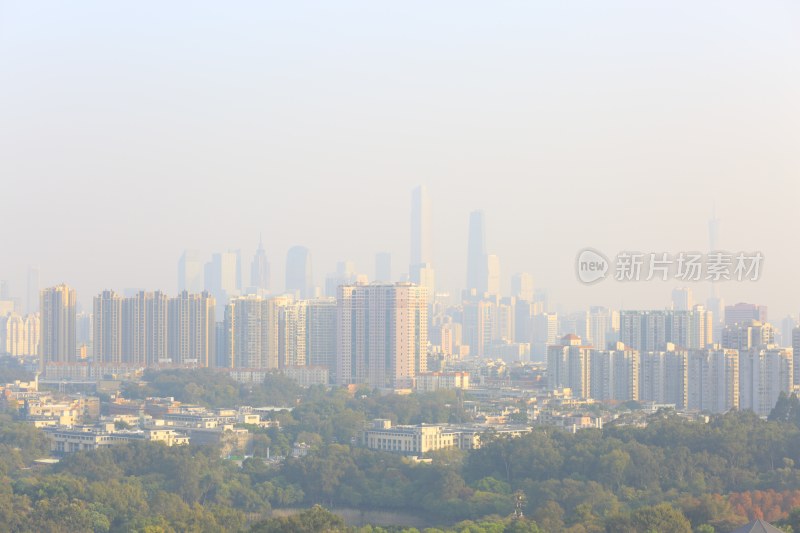 雾霭中城市高楼林立的景象