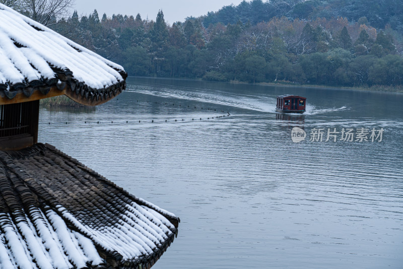 杭州西湖黛色参天雪景