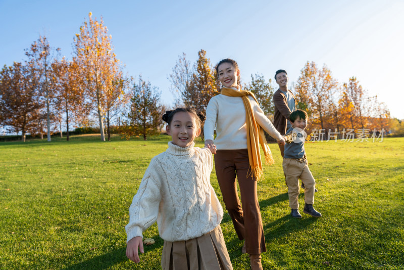 年轻夫妻带着孩子在公园玩耍