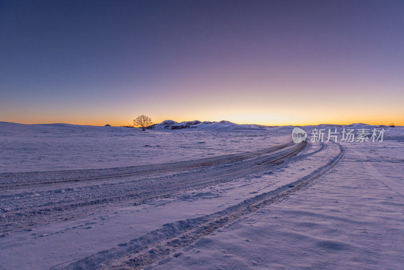 乌兰布统冬季蓝调时刻的唯美雪地雪景