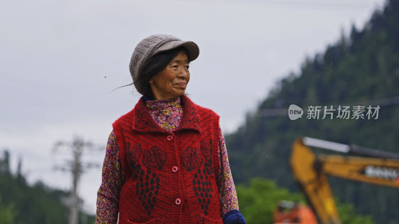 西藏萨普神山下放牧的牧民