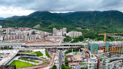 广东深圳龙华区城市交通航拍图