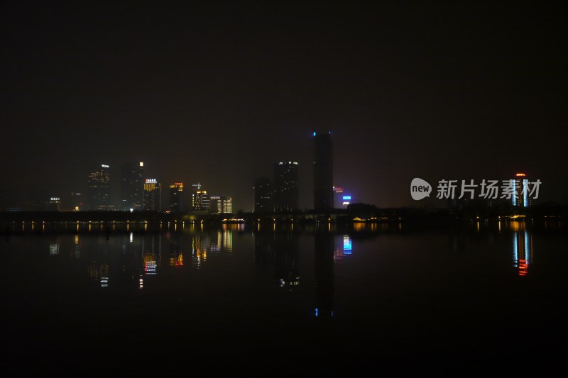 南京玄武湖畔夜景