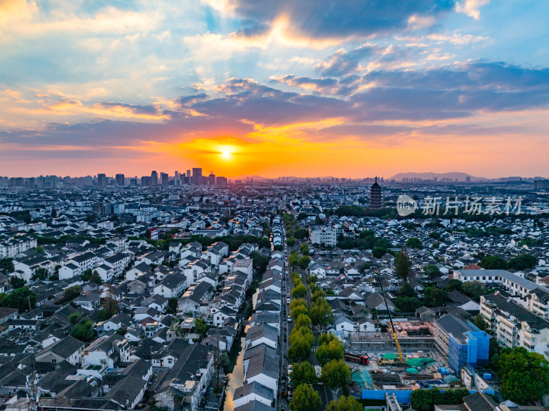 航拍夕阳下苏州古城区北寺塔高新区同框