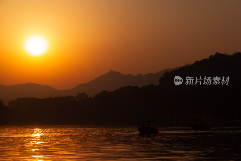 杭州西湖山水间壮丽的日落景观