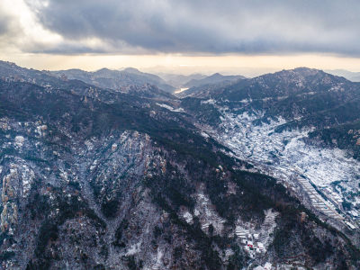 冬季雪盖山林