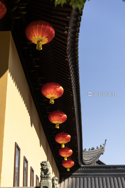 红灯笼与中式建筑寺庙屋檐