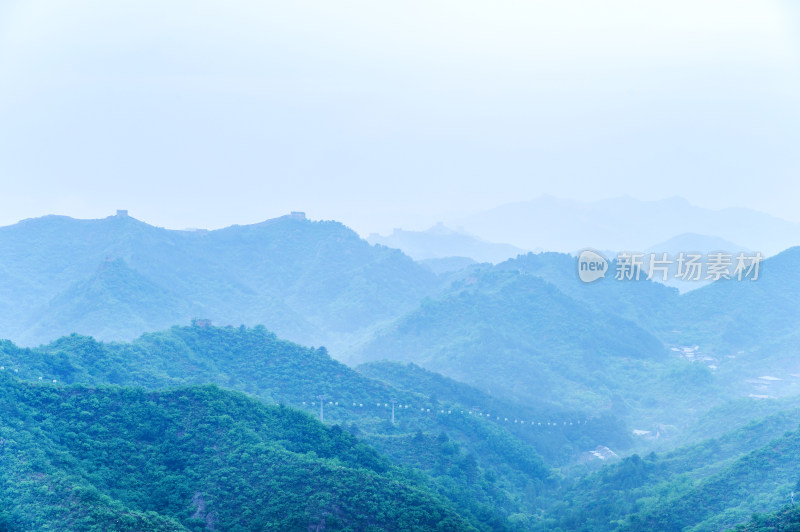 中国夏季金山岭长城阴天下雨云雾风光