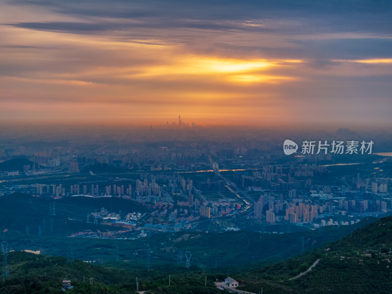 晨曦中从北京西山俯瞰城市
