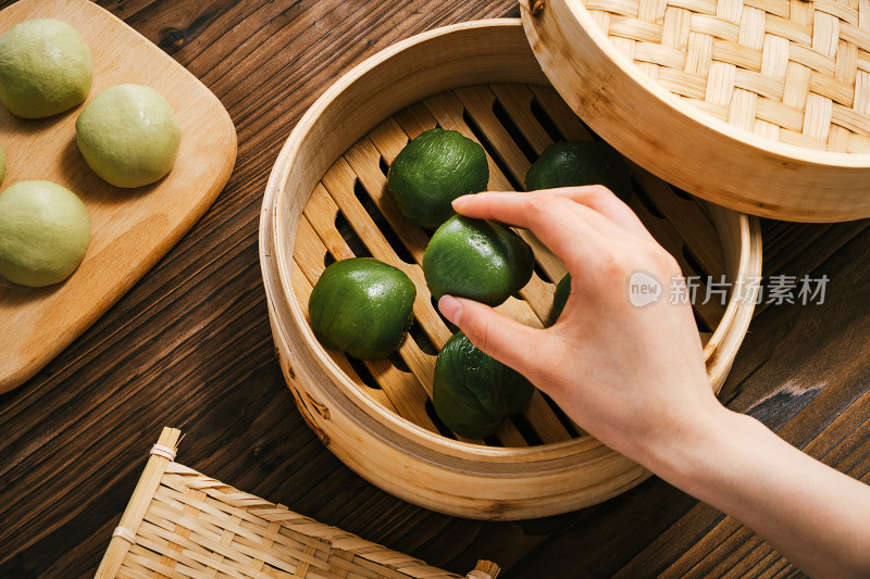 手拿清明节美食青团