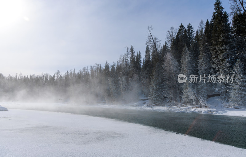 新疆喀纳斯雪景神仙湾冰河晨雾雪山森林雾凇