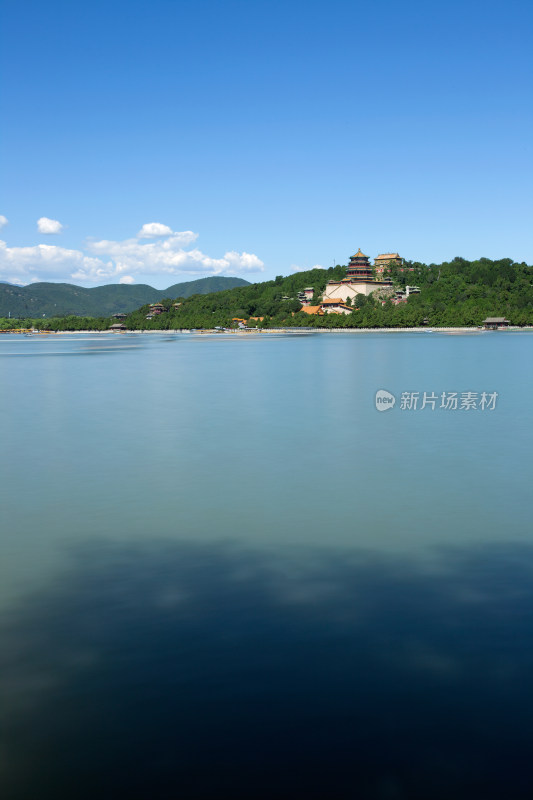 颐和园里昆明湖和佛香阁