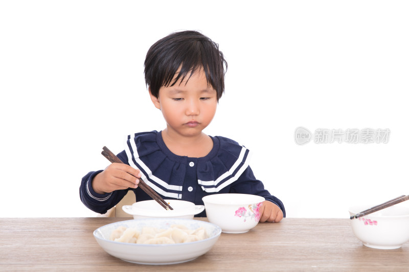 黄皮肤小女孩坐在妈妈身边自主吃饭